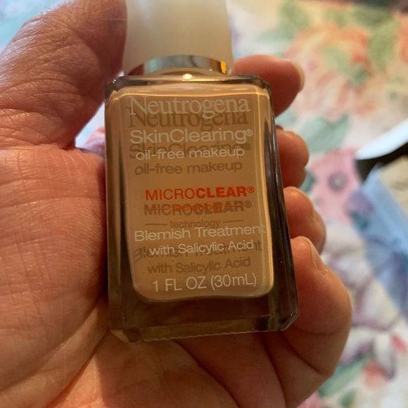 Neutrogena SkinClearing Oil-Free Makeup Size 1FL OZ - Picture 4 of 6